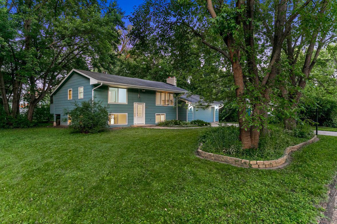 Spacious Home in Wayzata Schools, One Minute from 394