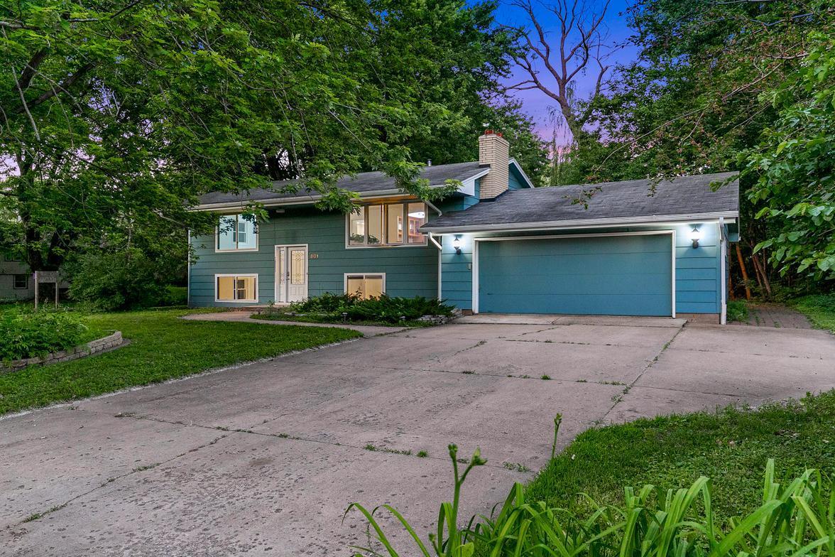 Spacious Home in Wayzata Schools, One Minute from 394