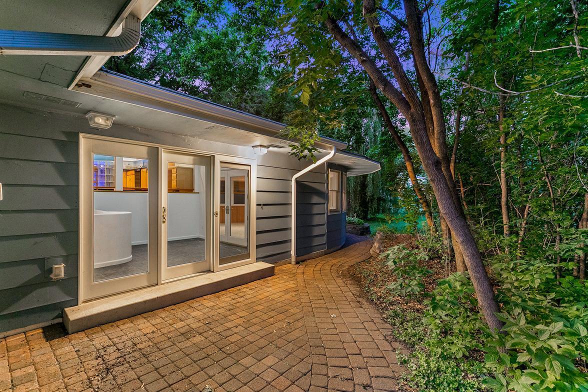 Spacious Home in Wayzata Schools, One Minute from 394