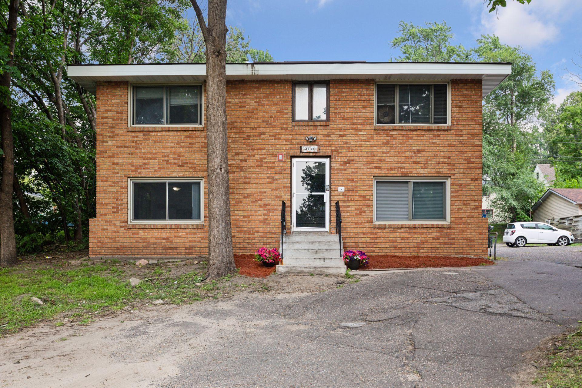 4733 University Avenue NE