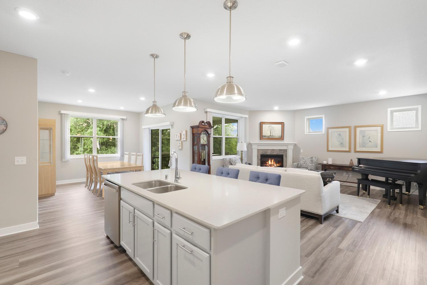Pristine Villa with Main Floor Living, Set on a Quiet Cul-De-Sac