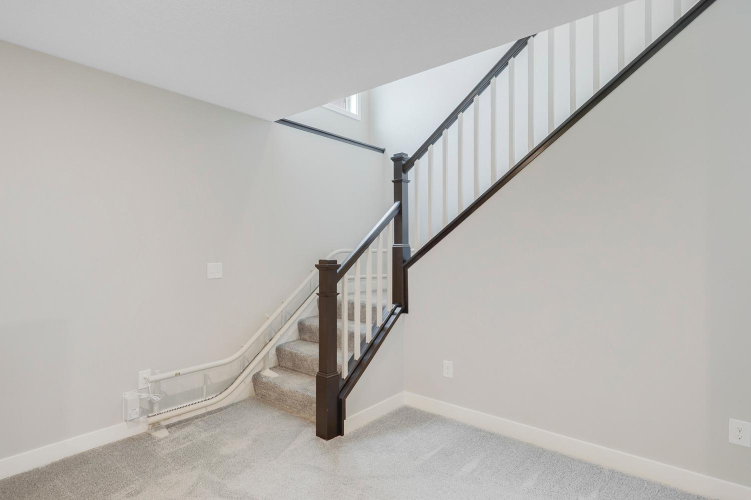Pristine Villa with Main Floor Living, Set on a Quiet Cul-De-Sac