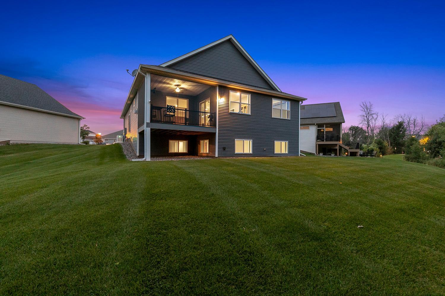 Pristine Villa with Main Floor Living, Set on a Quiet Cul-De-Sac