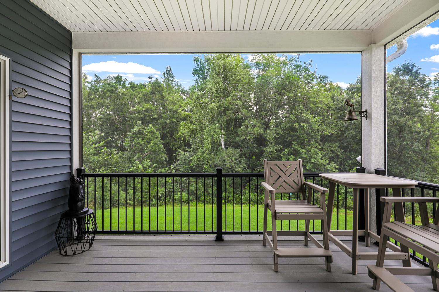 Pristine Villa with Main Floor Living, Set on a Quiet Cul-De-Sac
