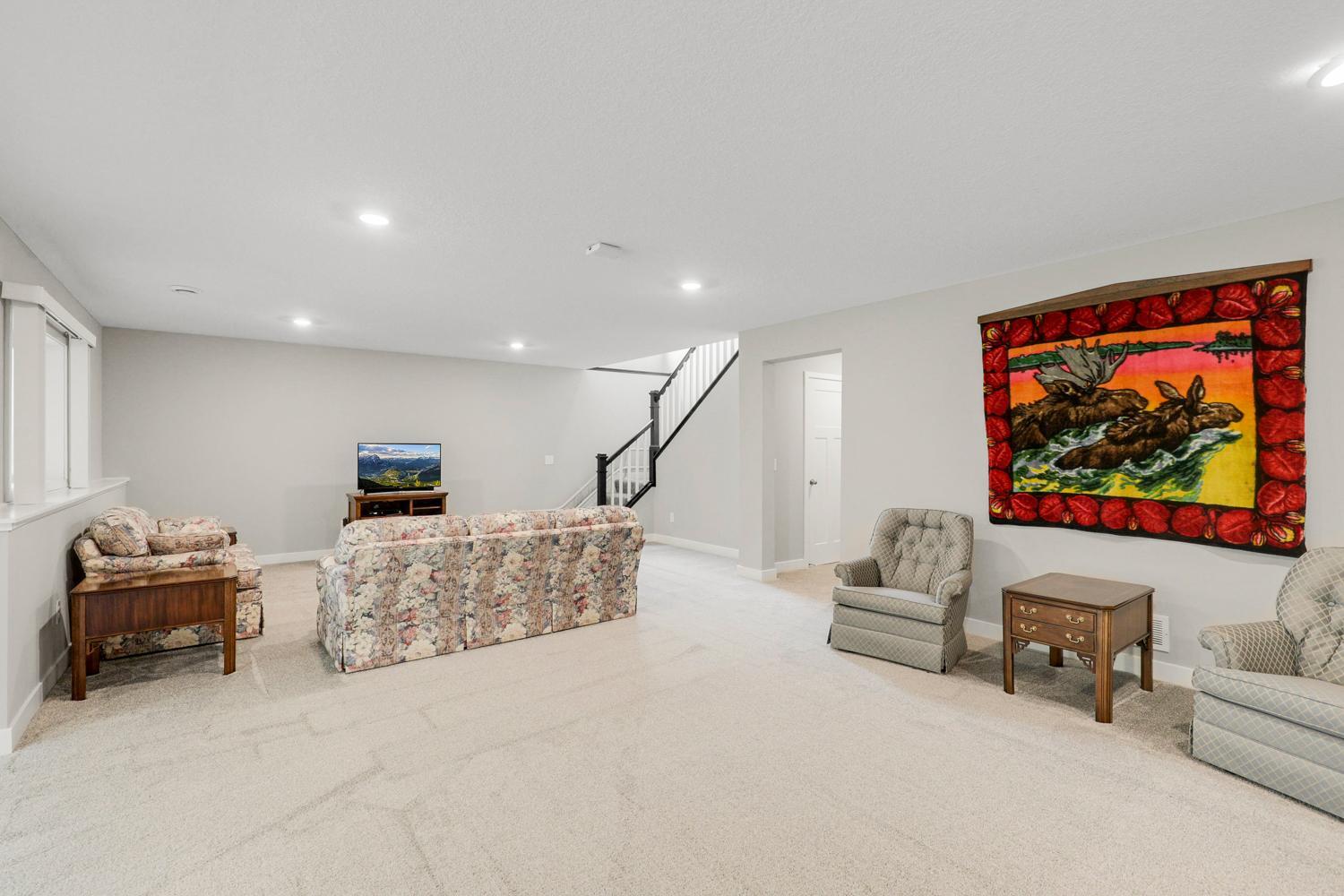 Pristine Villa with Main Floor Living, Set on a Quiet Cul-De-Sac