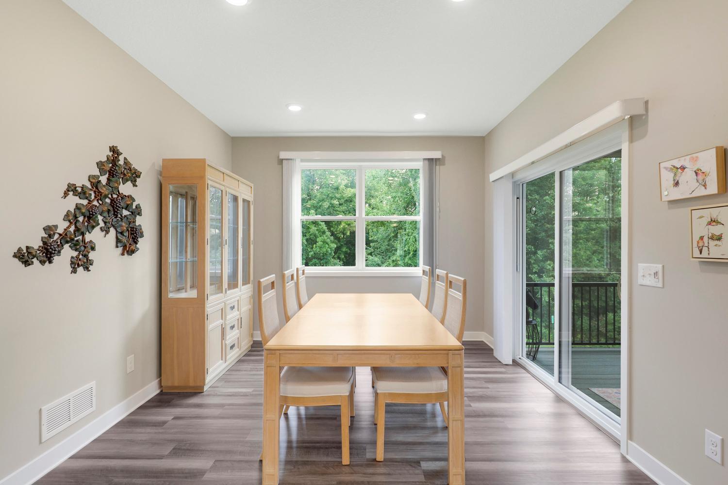 Pristine Villa with Main Floor Living, Set on a Quiet Cul-De-Sac