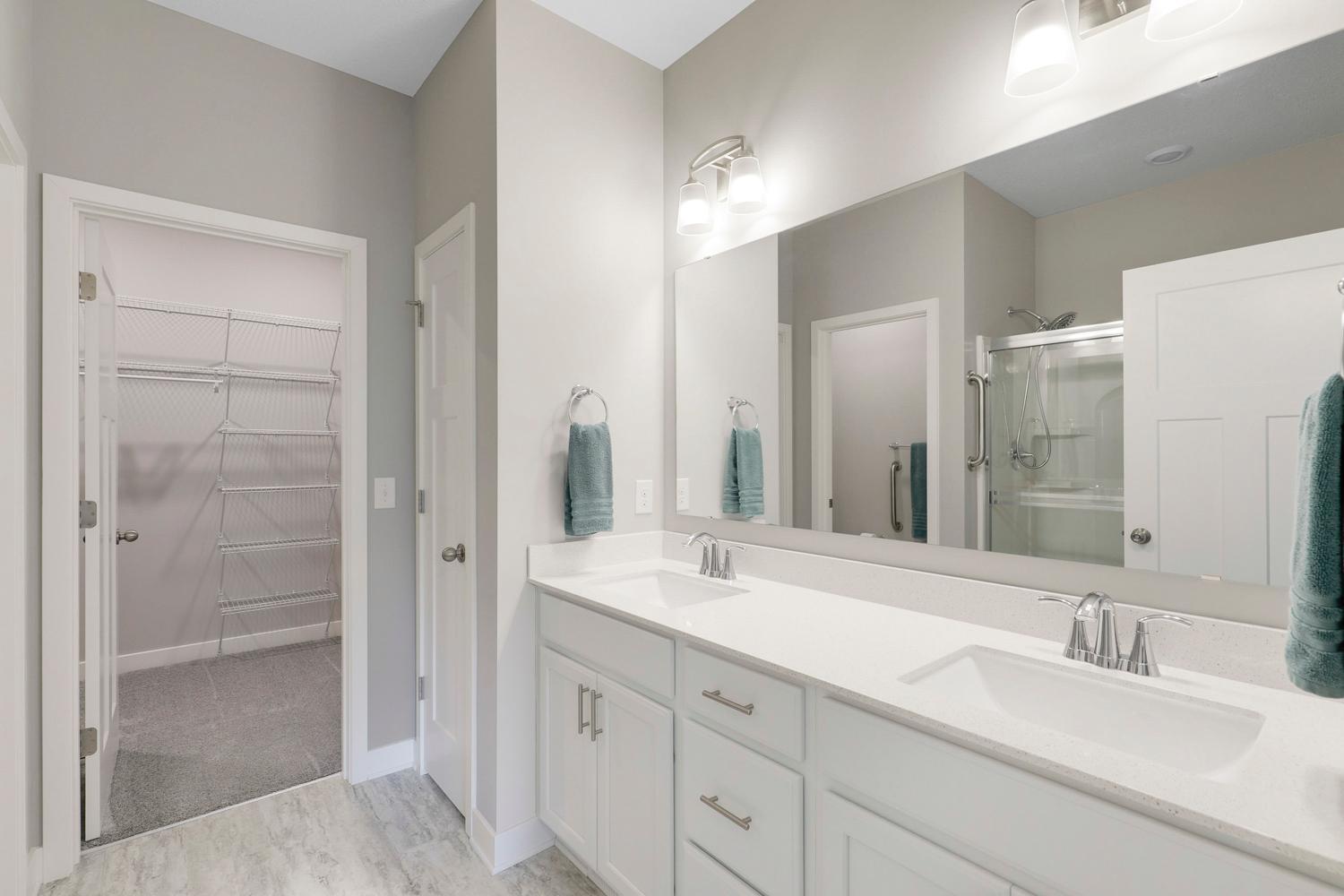 Pristine Villa with Main Floor Living, Set on a Quiet Cul-De-Sac