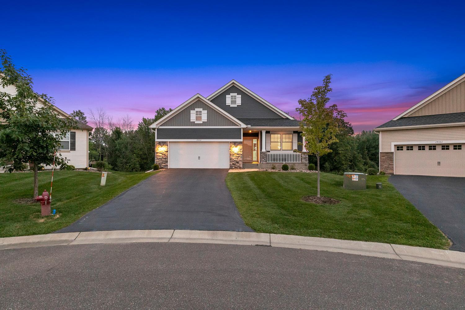 Pristine Villa with Main Floor Living, Set on a Quiet Cul-De-Sac