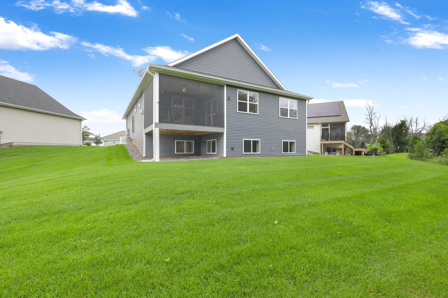 Pristine Villa with Main Floor Living, Set on a Quiet Cul-De-Sac