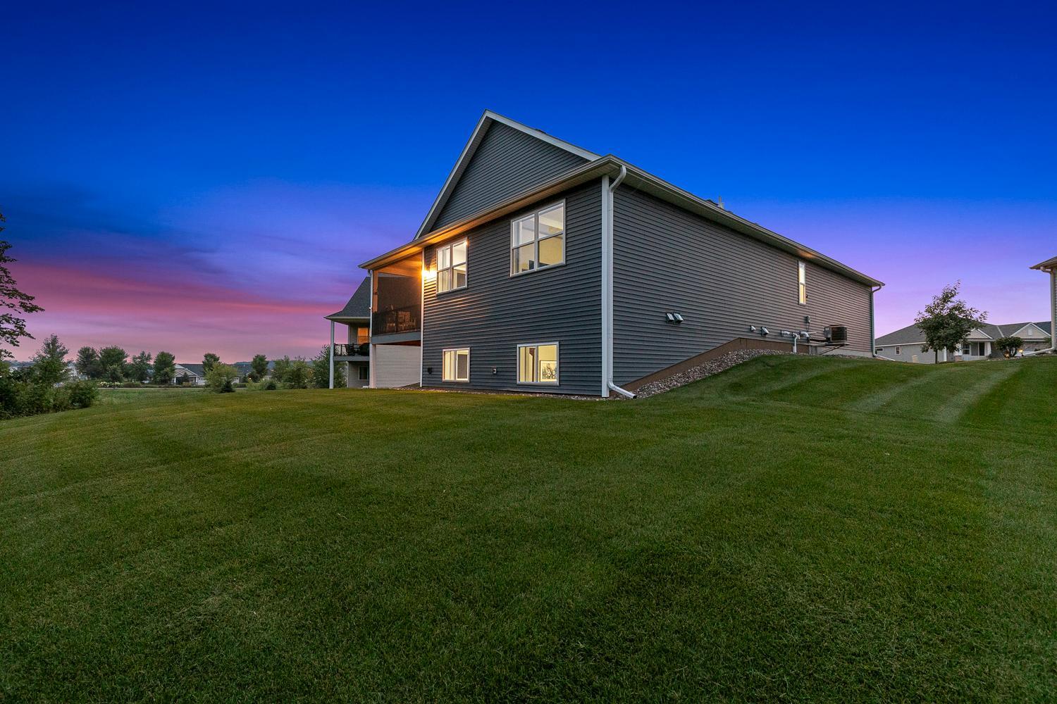 Pristine Villa with Main Floor Living, Set on a Quiet Cul-De-Sac