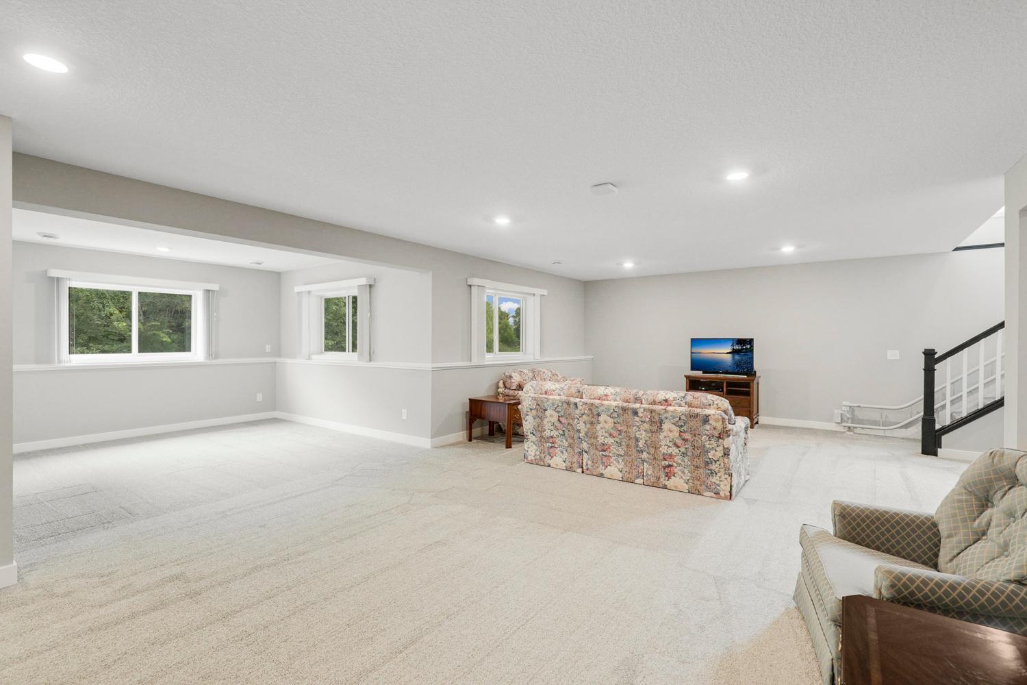 Pristine Villa with Main Floor Living, Set on a Quiet Cul-De-Sac