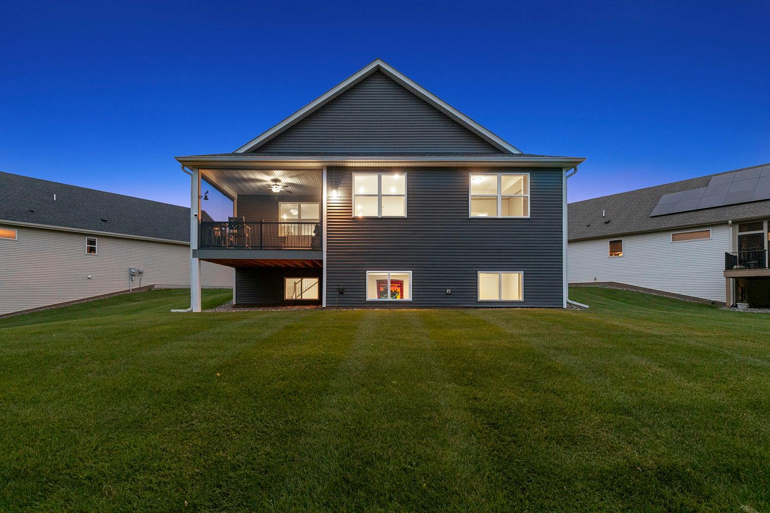 Pristine Villa with Main Floor Living, Set on a Quiet Cul-De-Sac