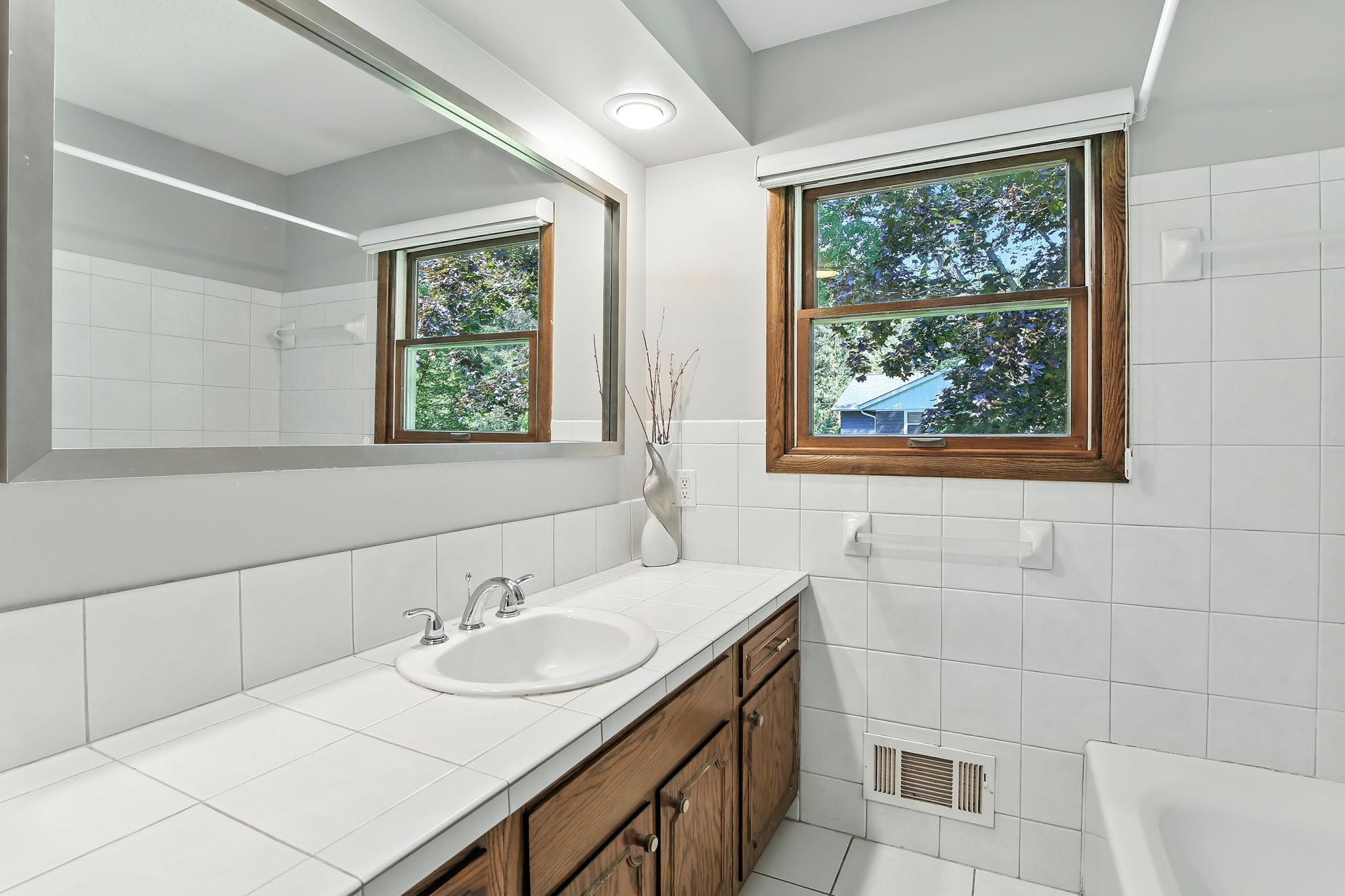 455 Black Oaks Lane N