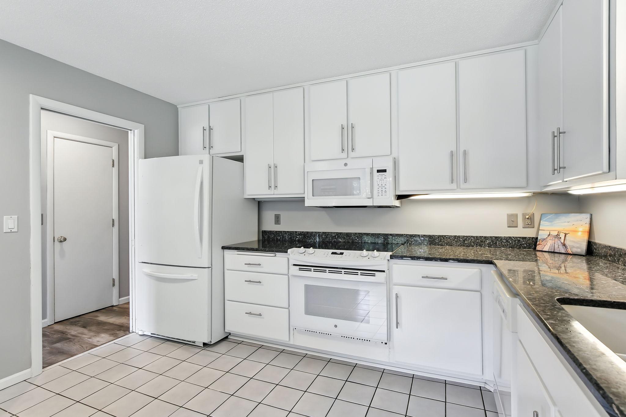 455 Black Oaks Lane N