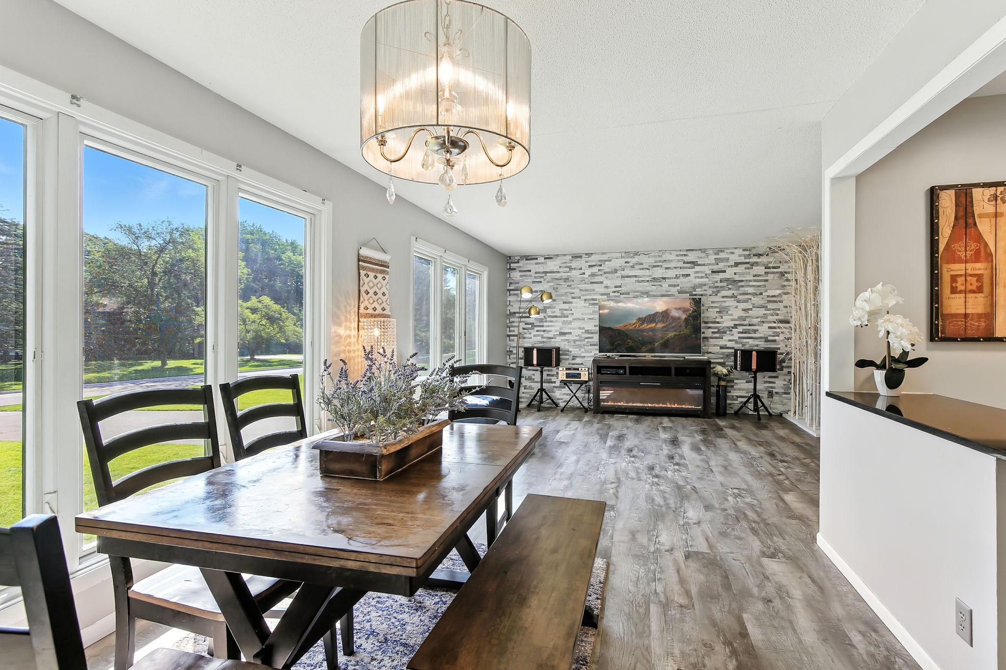 455 Black Oaks Lane N