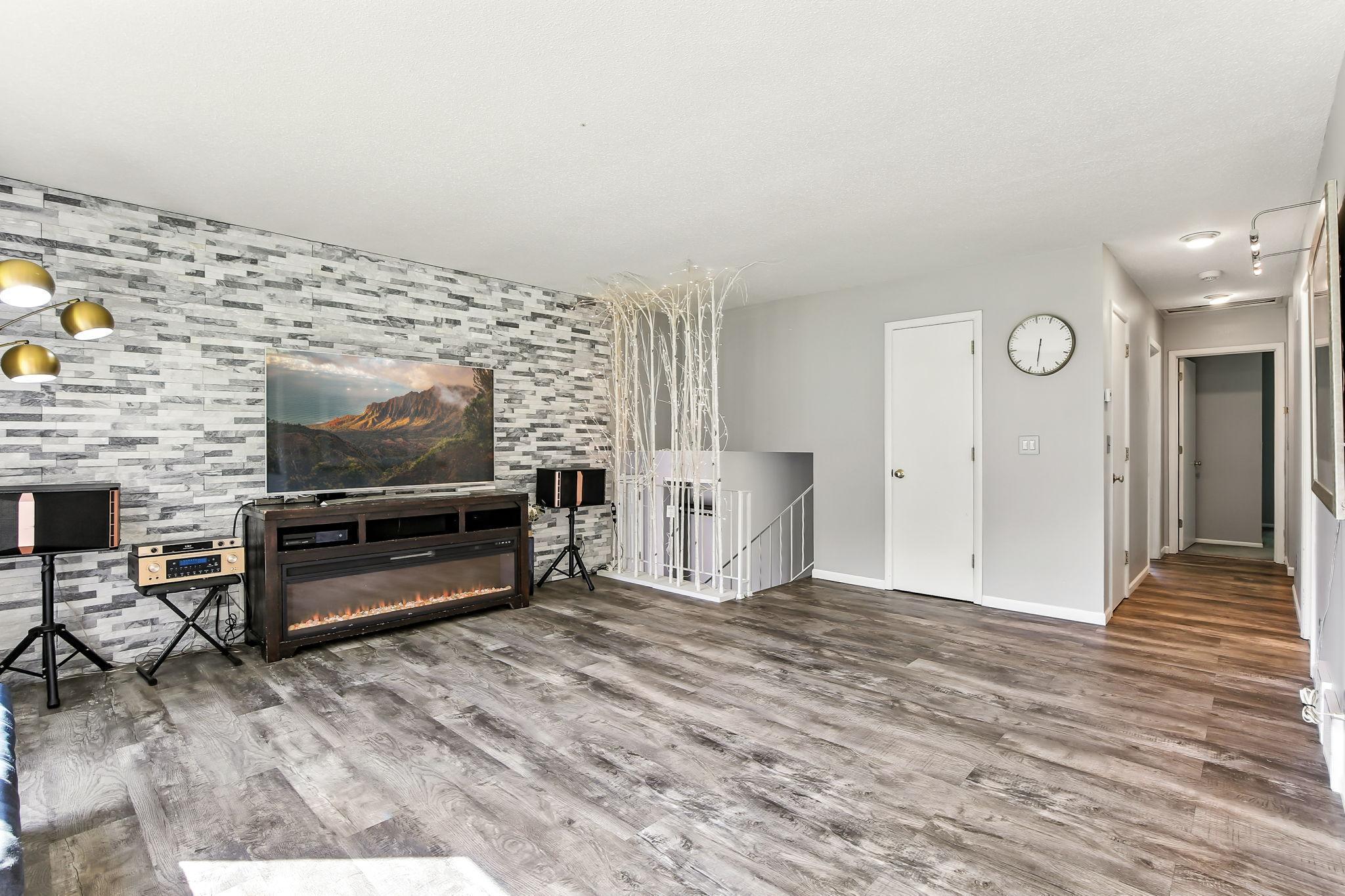 455 Black Oaks Lane N