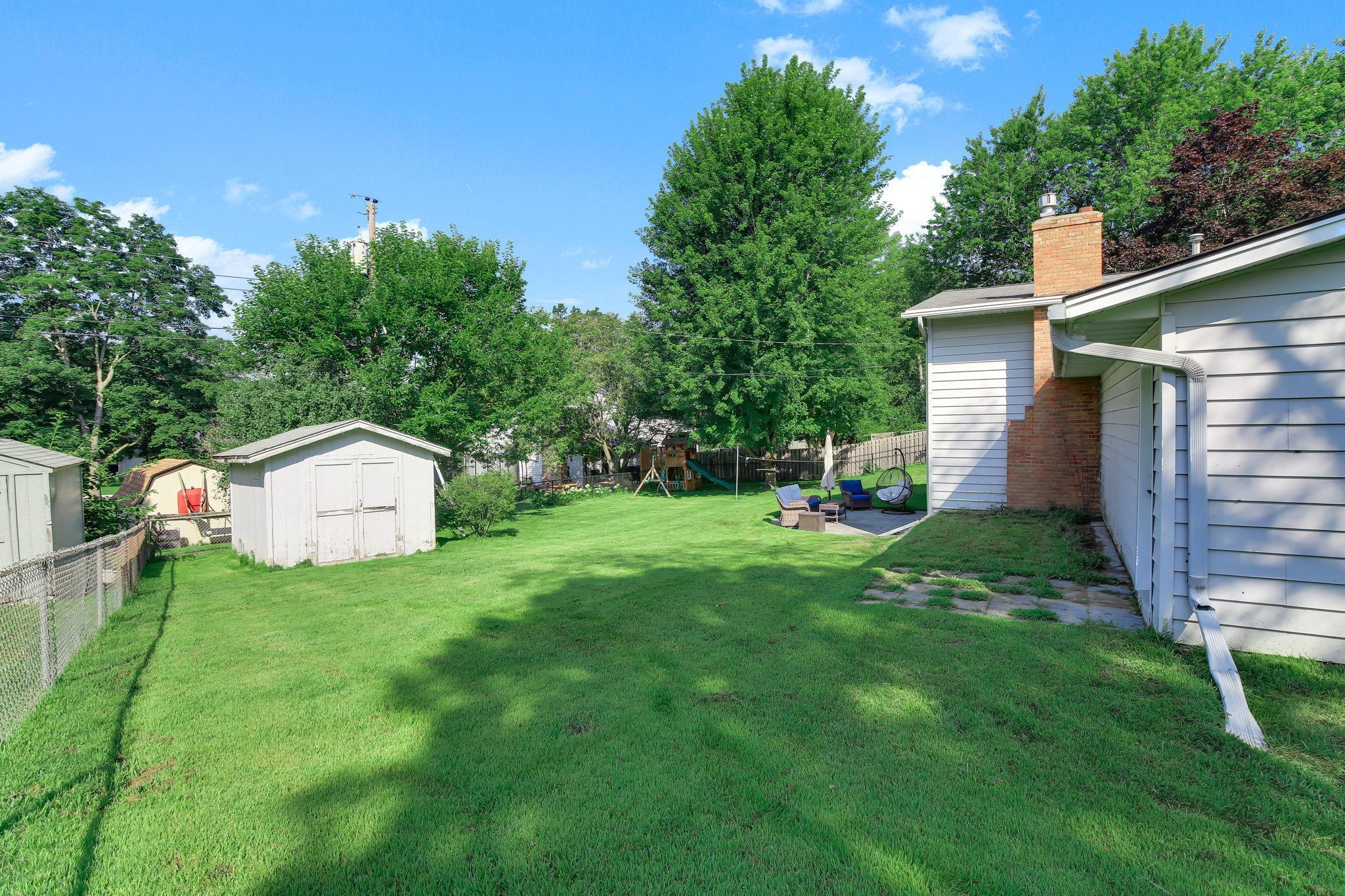 455 Black Oaks Lane N