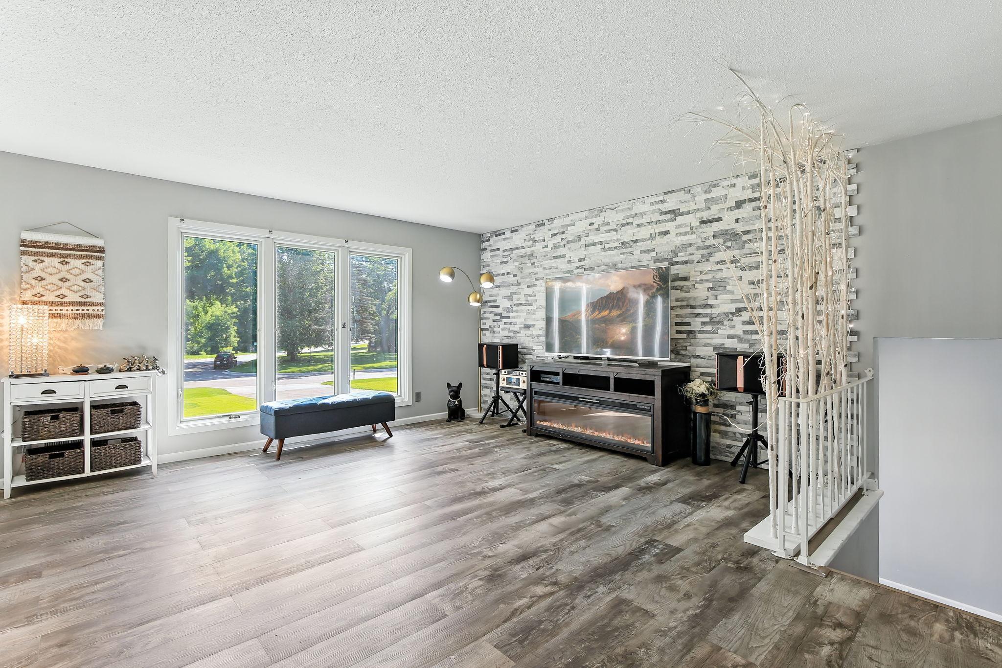 455 Black Oaks Lane N