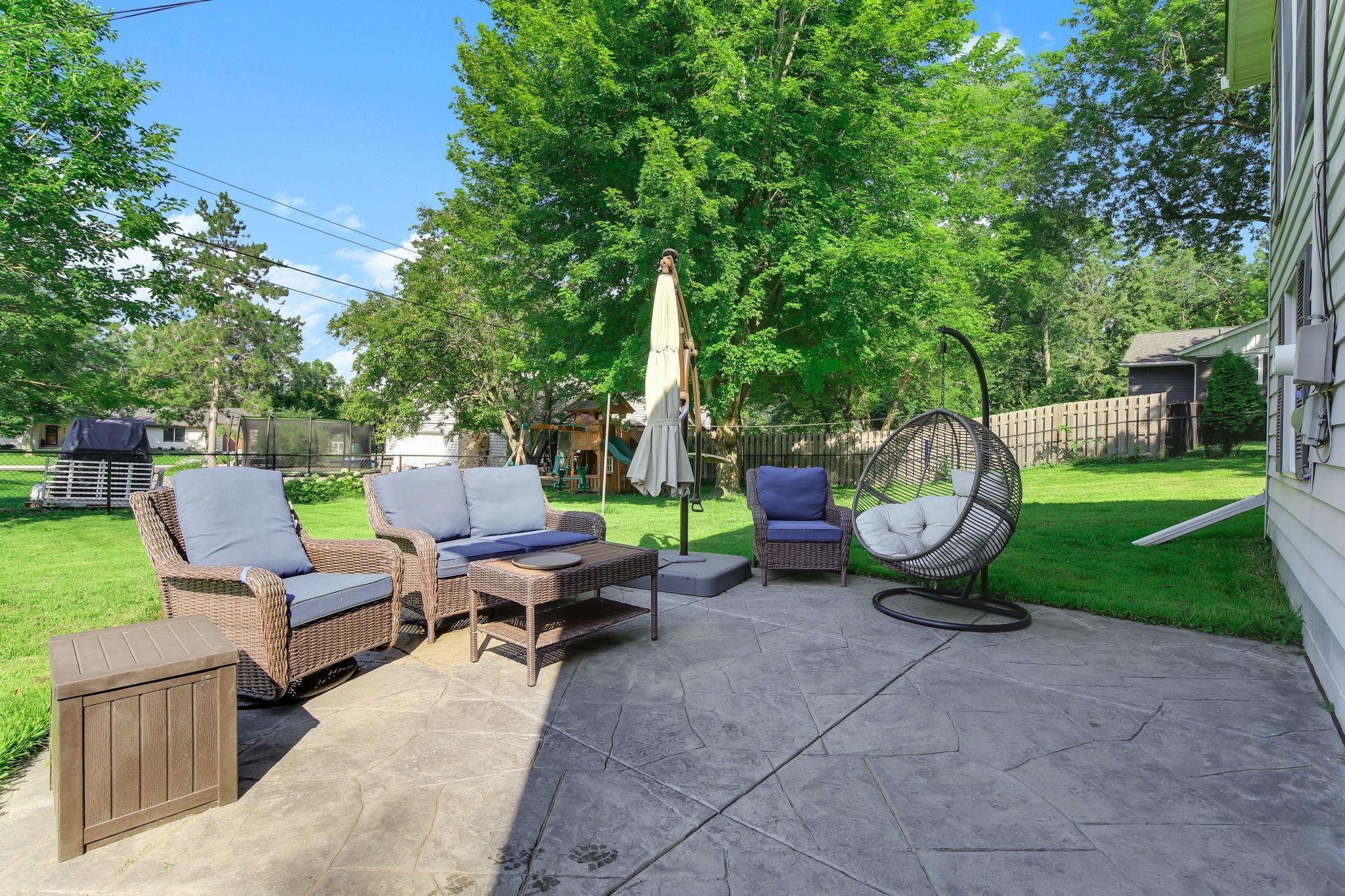 455 Black Oaks Lane N