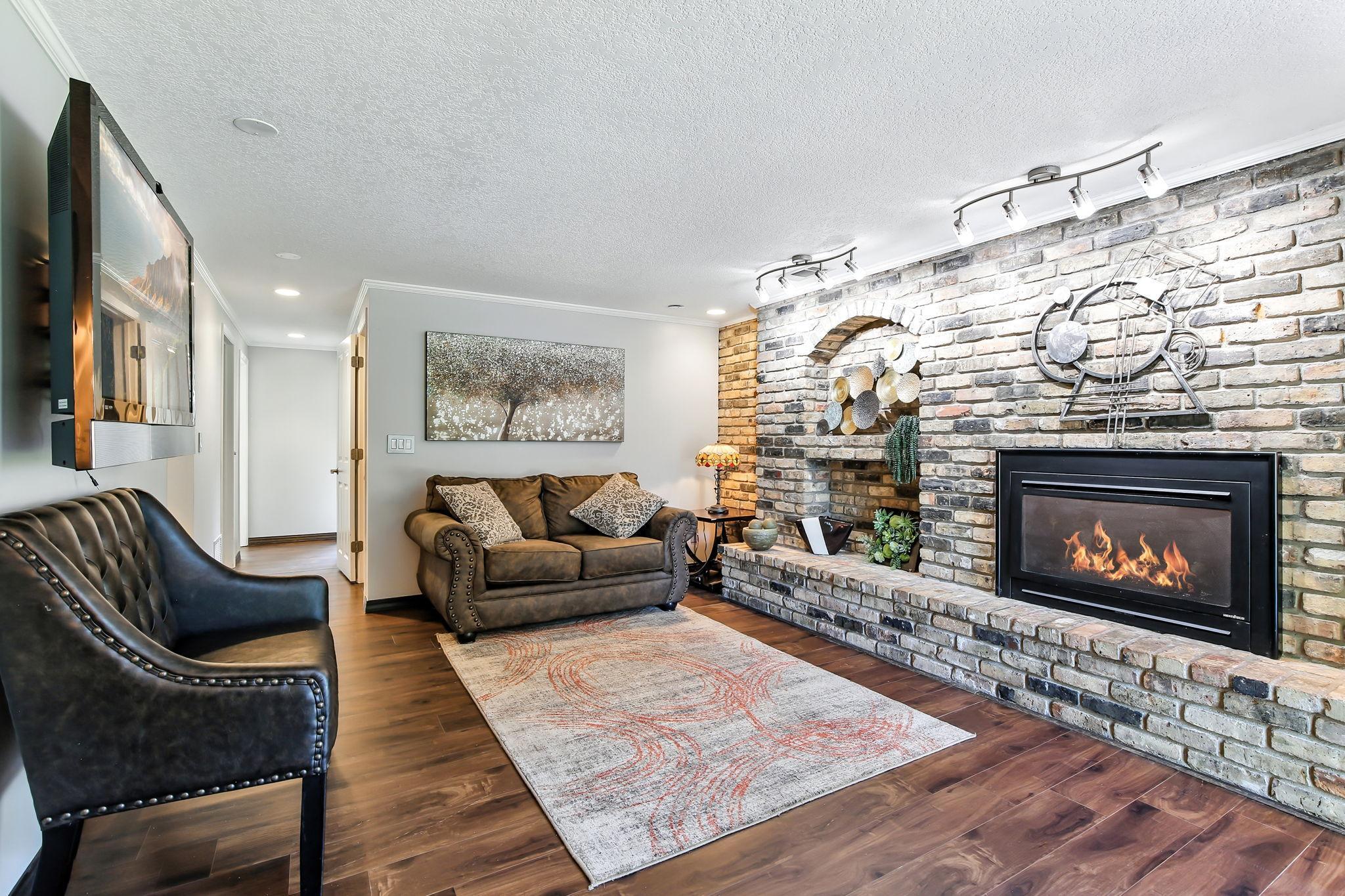 455 Black Oaks Lane N