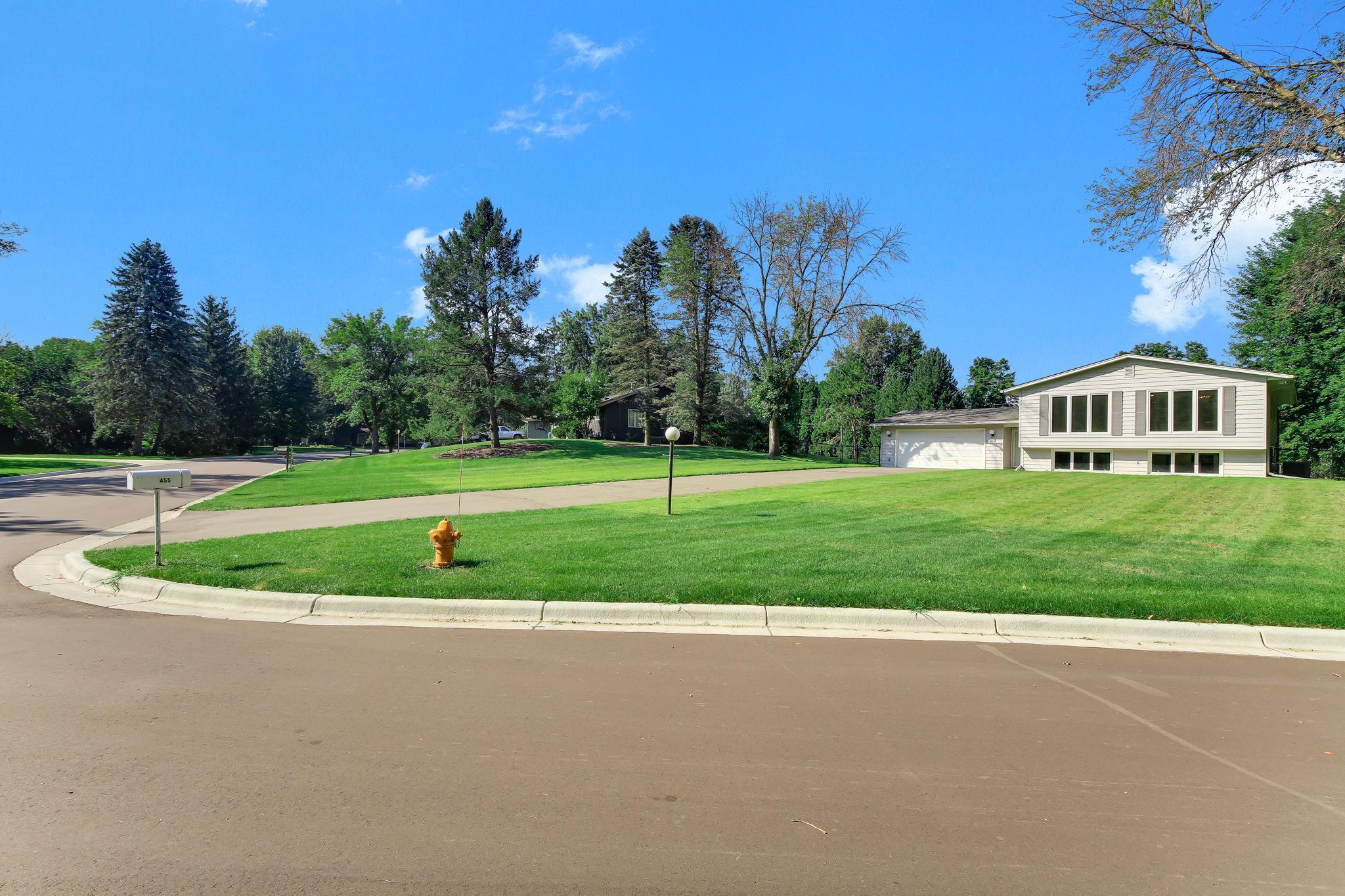 455 Black Oaks Lane N
