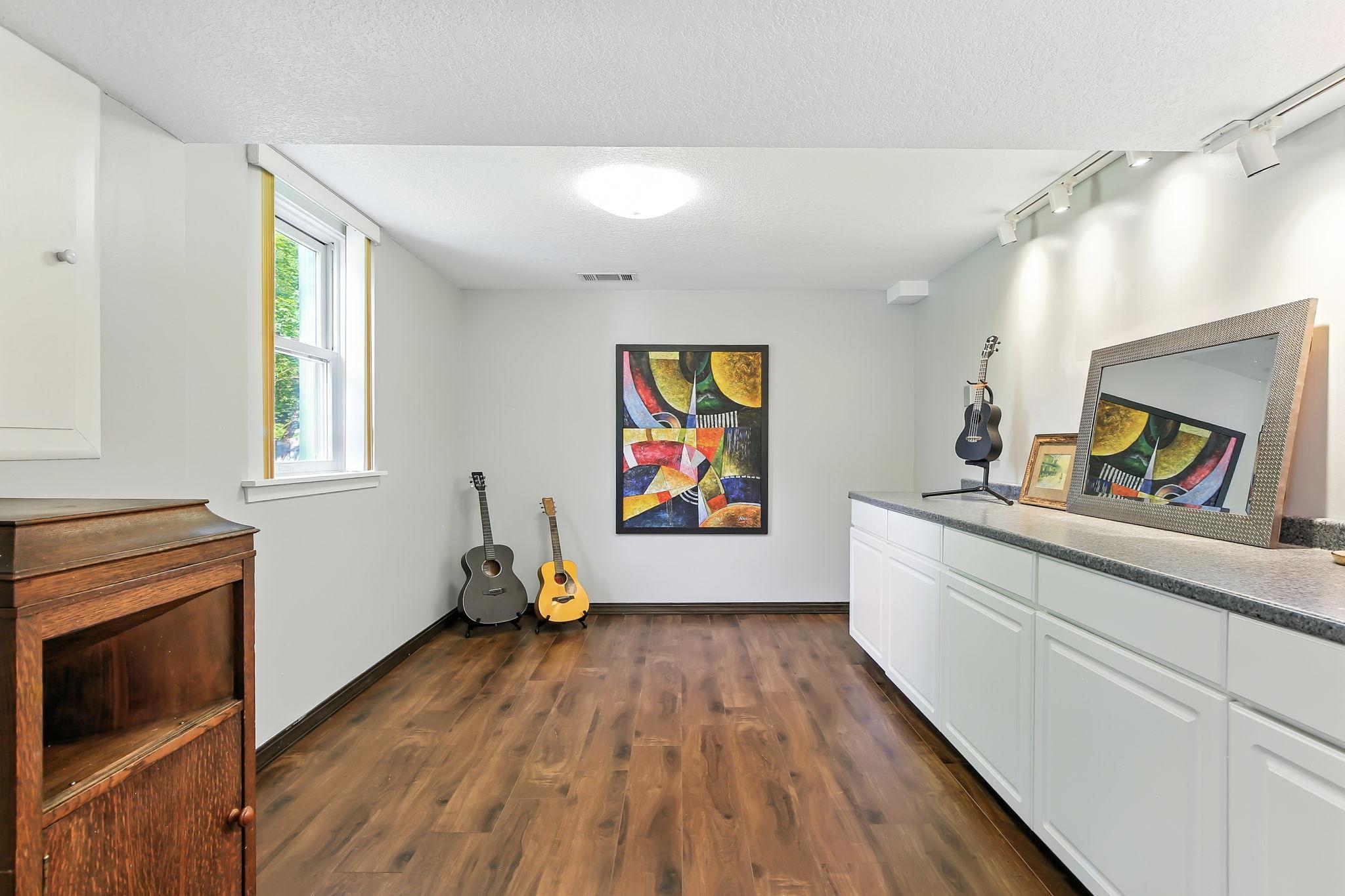 455 Black Oaks Lane N