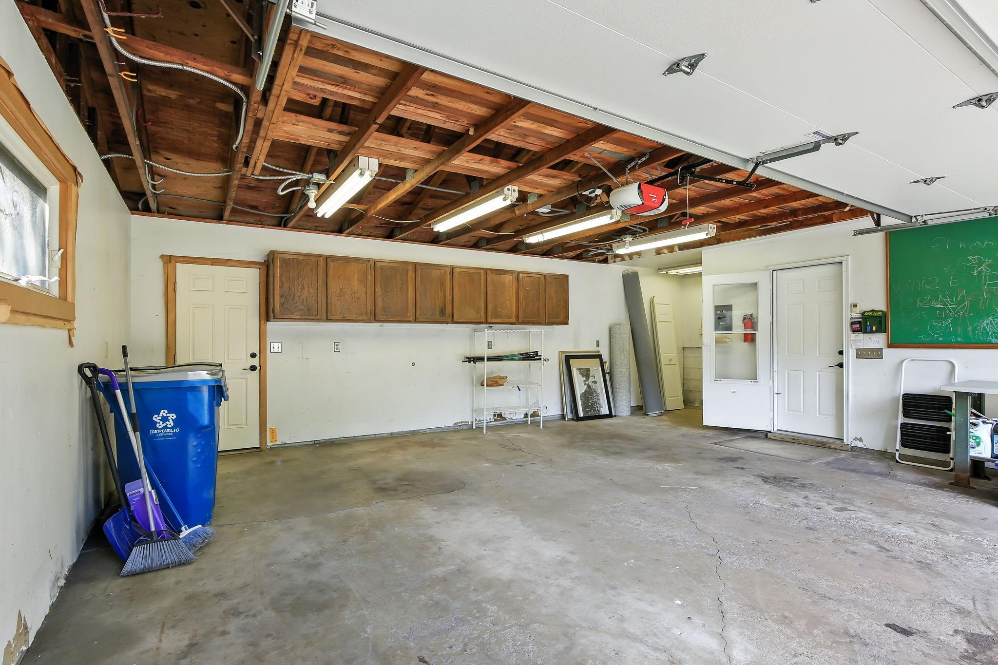 455 Black Oaks Lane N