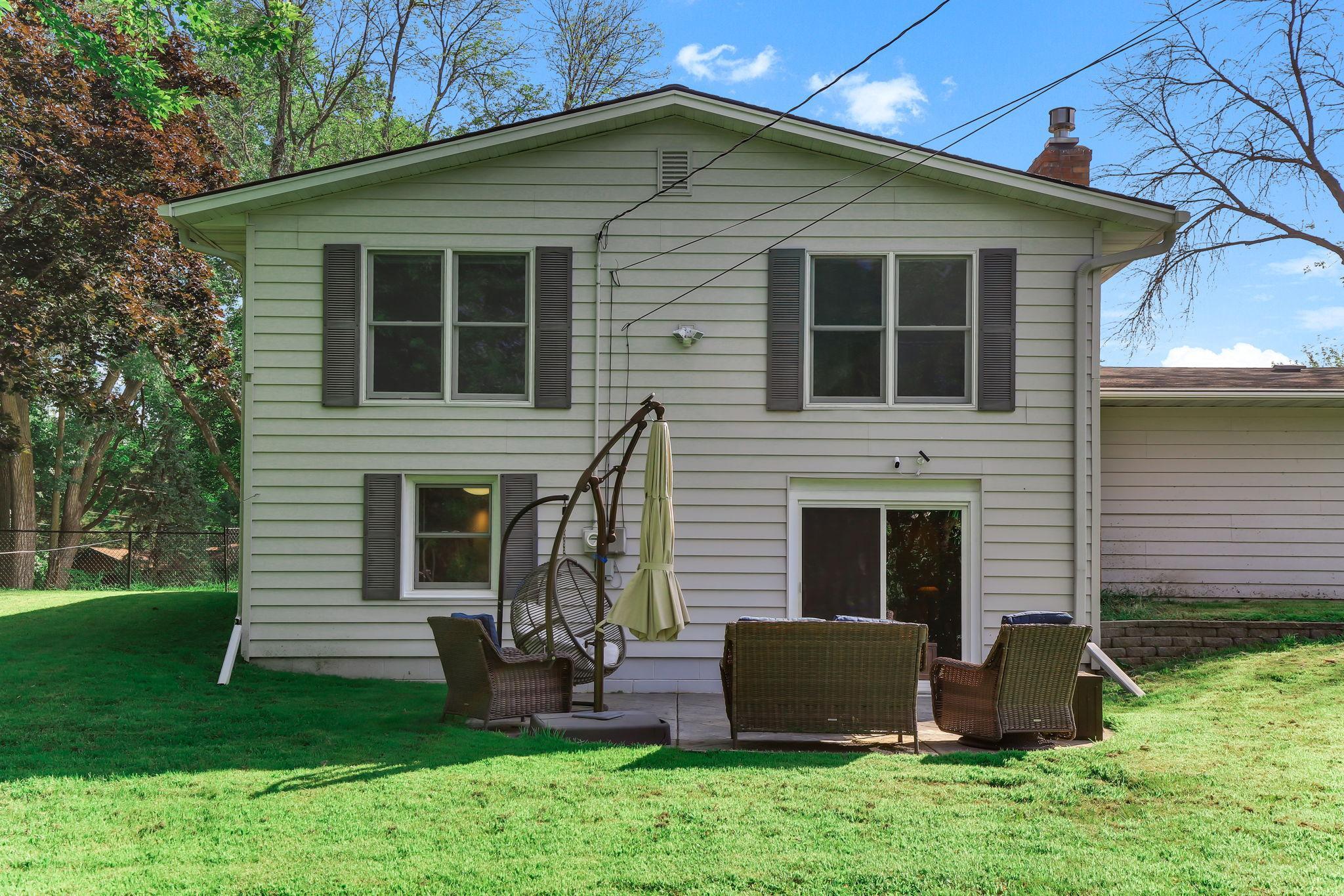 455 Black Oaks Lane N