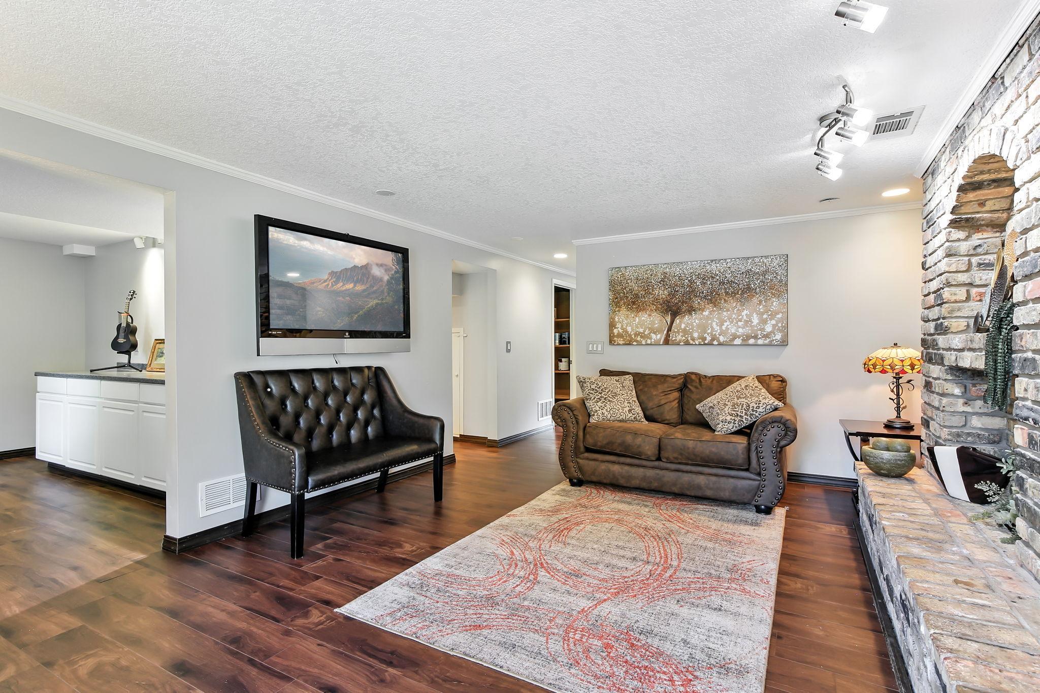 455 Black Oaks Lane N