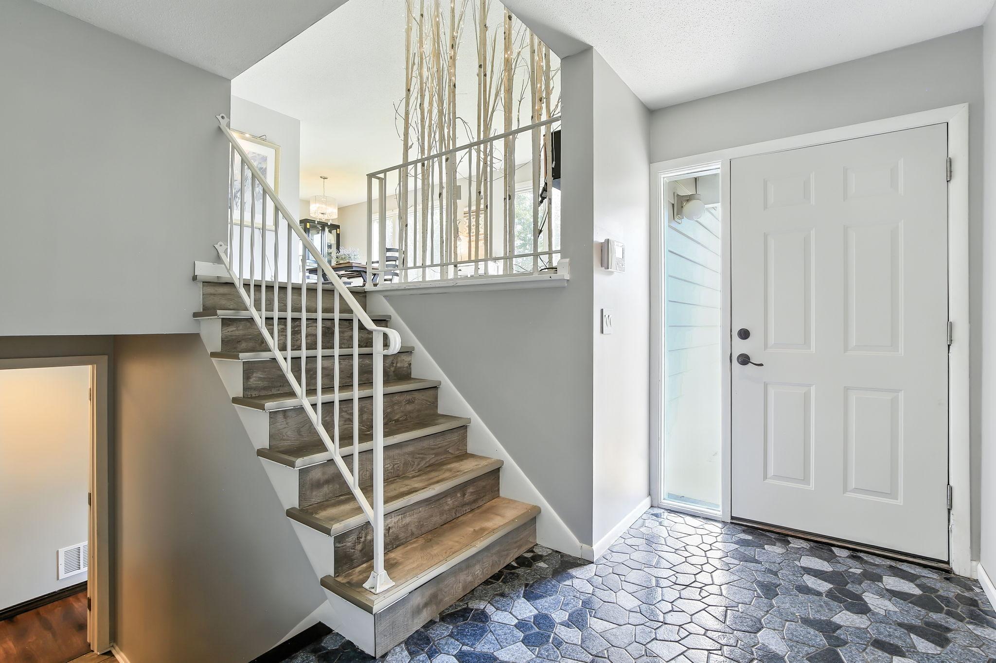 455 Black Oaks Lane N