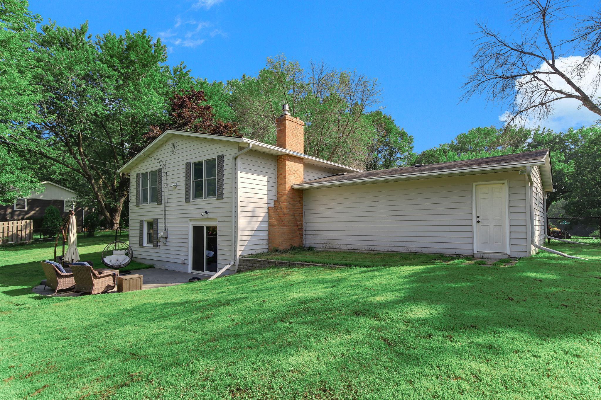 455 Black Oaks Lane N