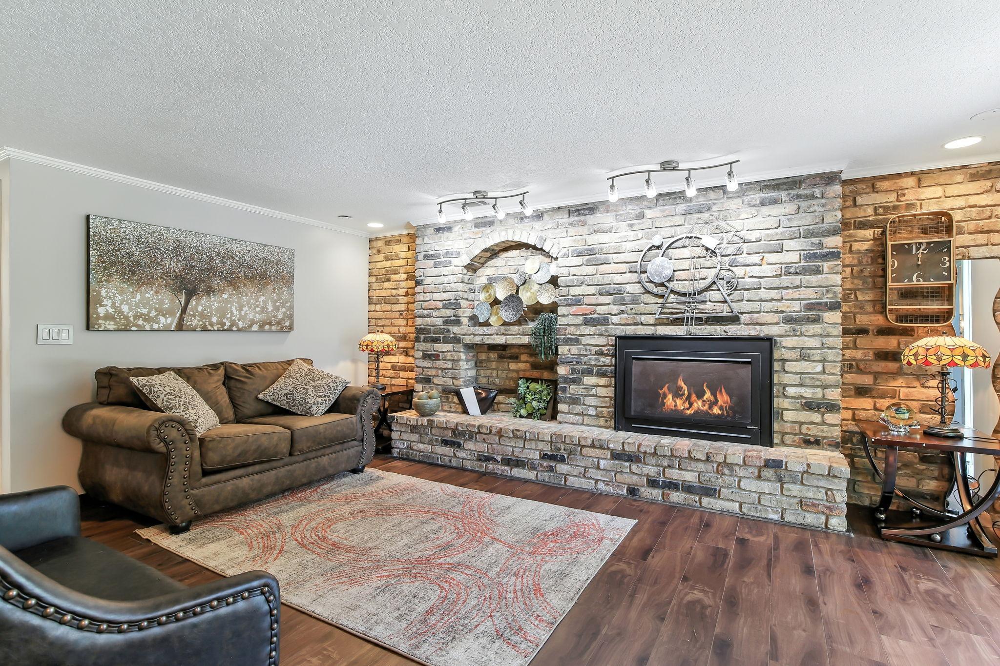 455 Black Oaks Lane N