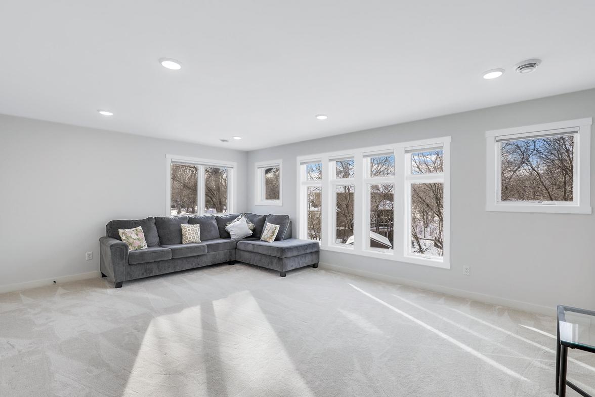 Immaculate 2-Story on quiet Cul-De-Sac, Steps from Parkers Lake