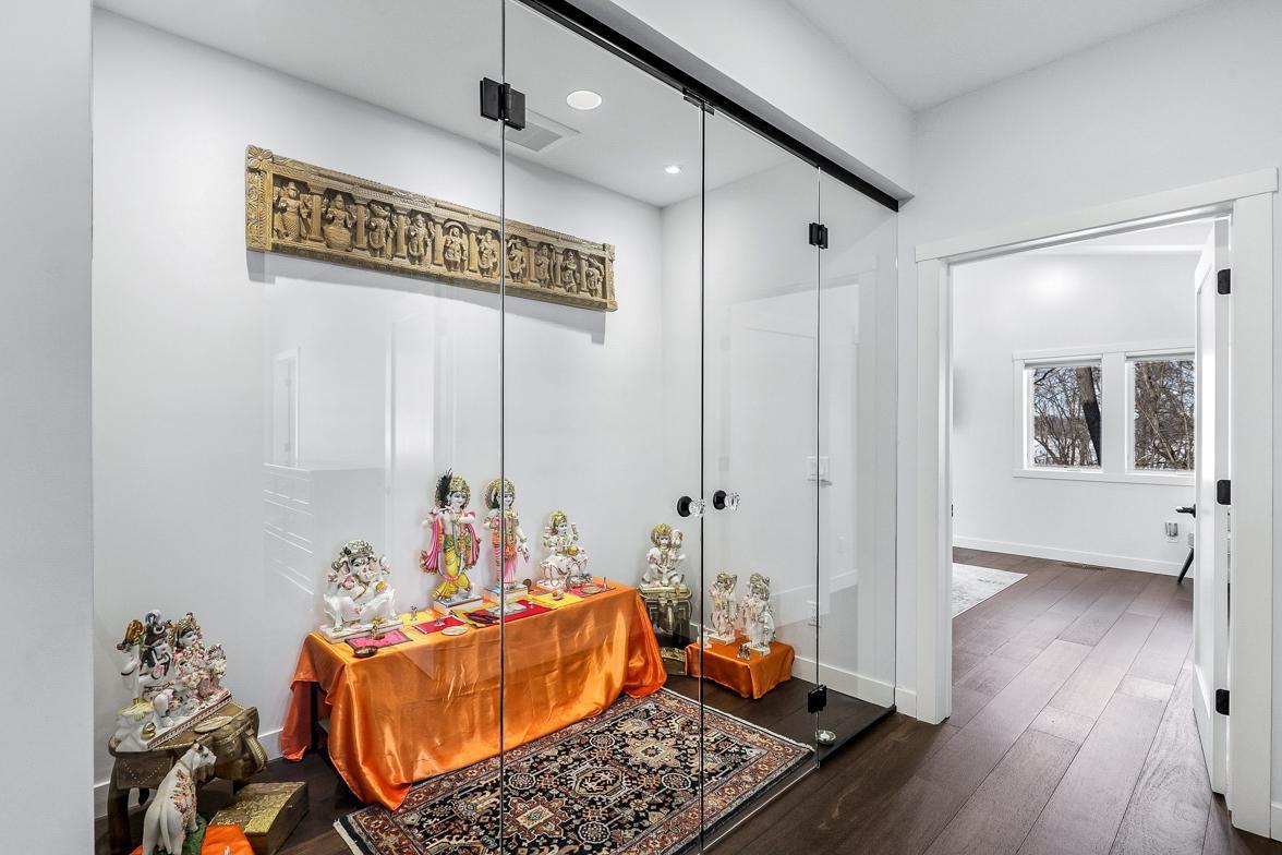 Immaculate 2-Story on quiet Cul-De-Sac, Steps from Parkers Lake