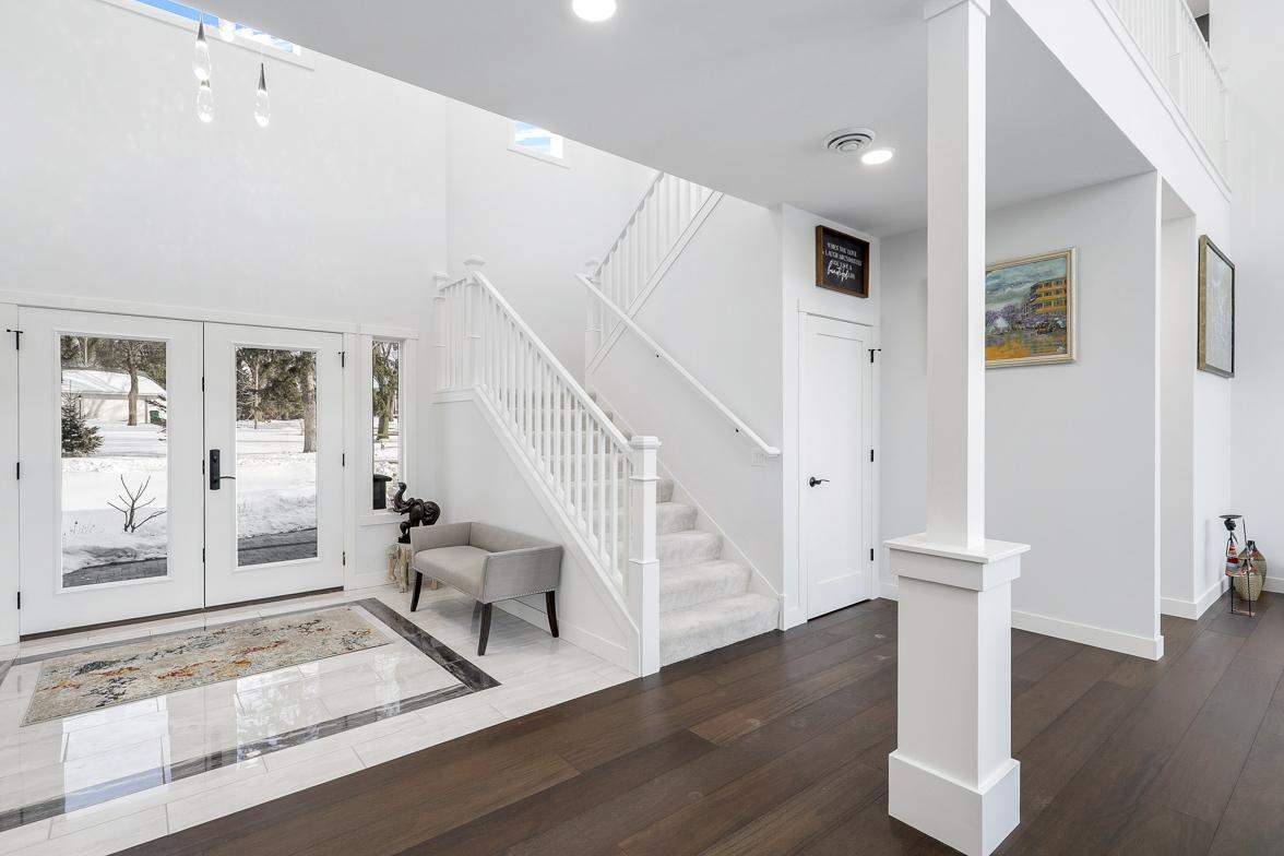 Immaculate 2-Story on quiet Cul-De-Sac, Steps from Parkers Lake