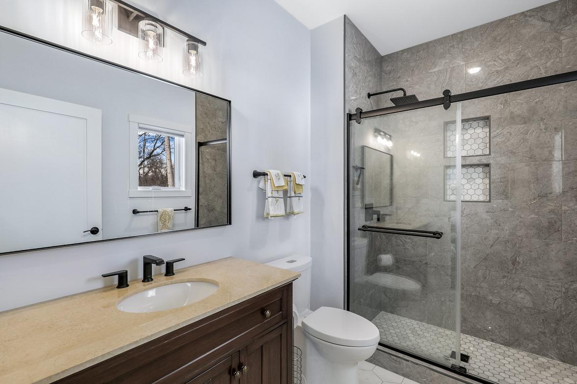 Immaculate 2-Story on quiet Cul-De-Sac, Steps from Parkers Lake