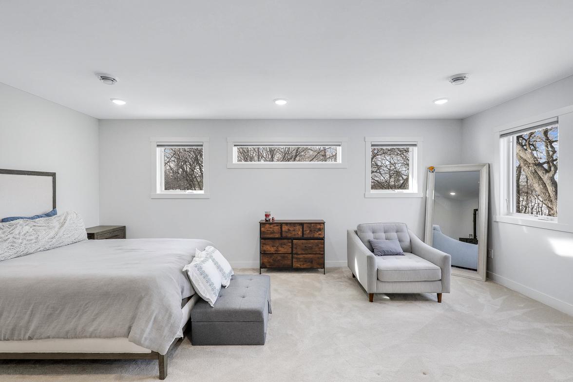 Immaculate 2-Story on quiet Cul-De-Sac, Steps from Parkers Lake