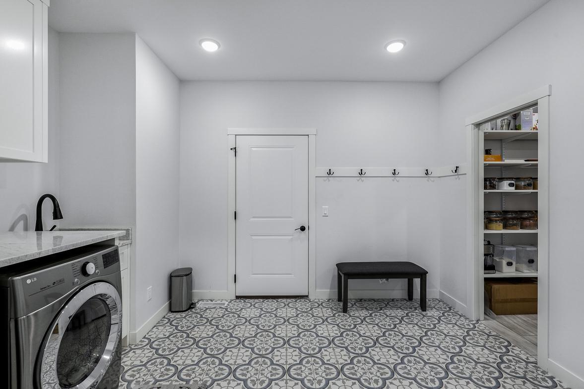 Immaculate 2-Story on quiet Cul-De-Sac, Steps from Parkers Lake