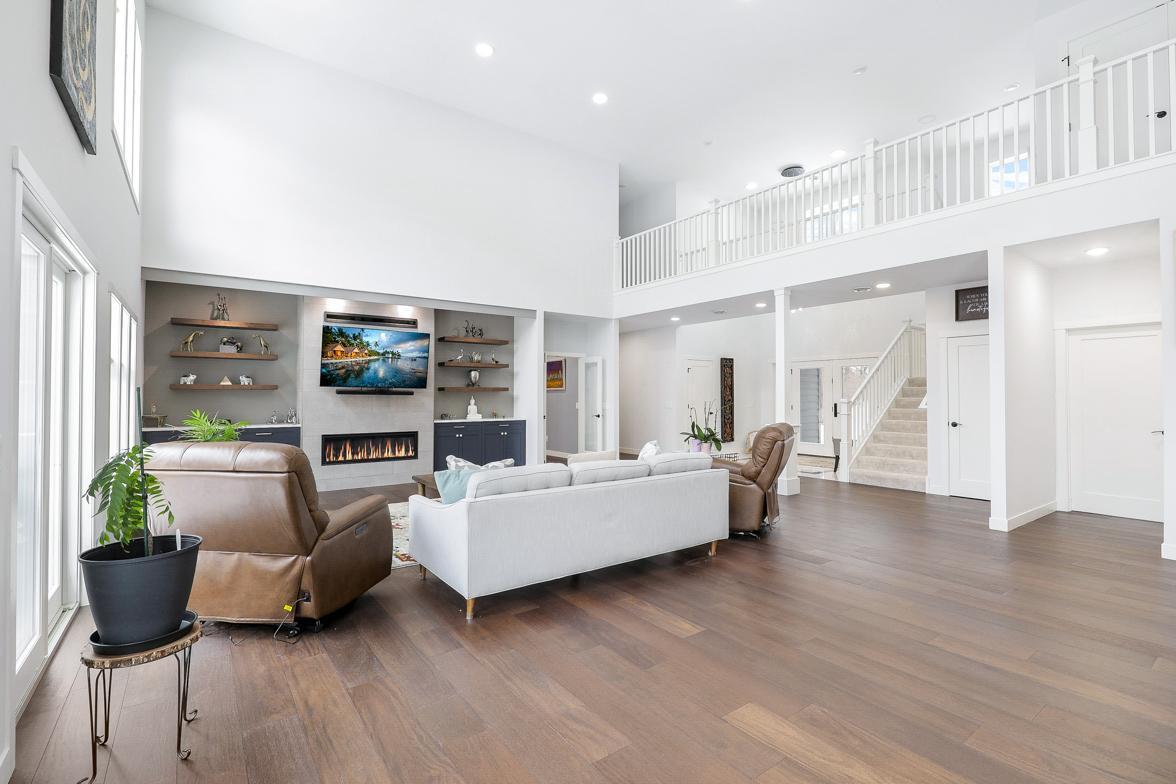 Immaculate 2-Story on quiet Cul-De-Sac, Steps from Parkers Lake