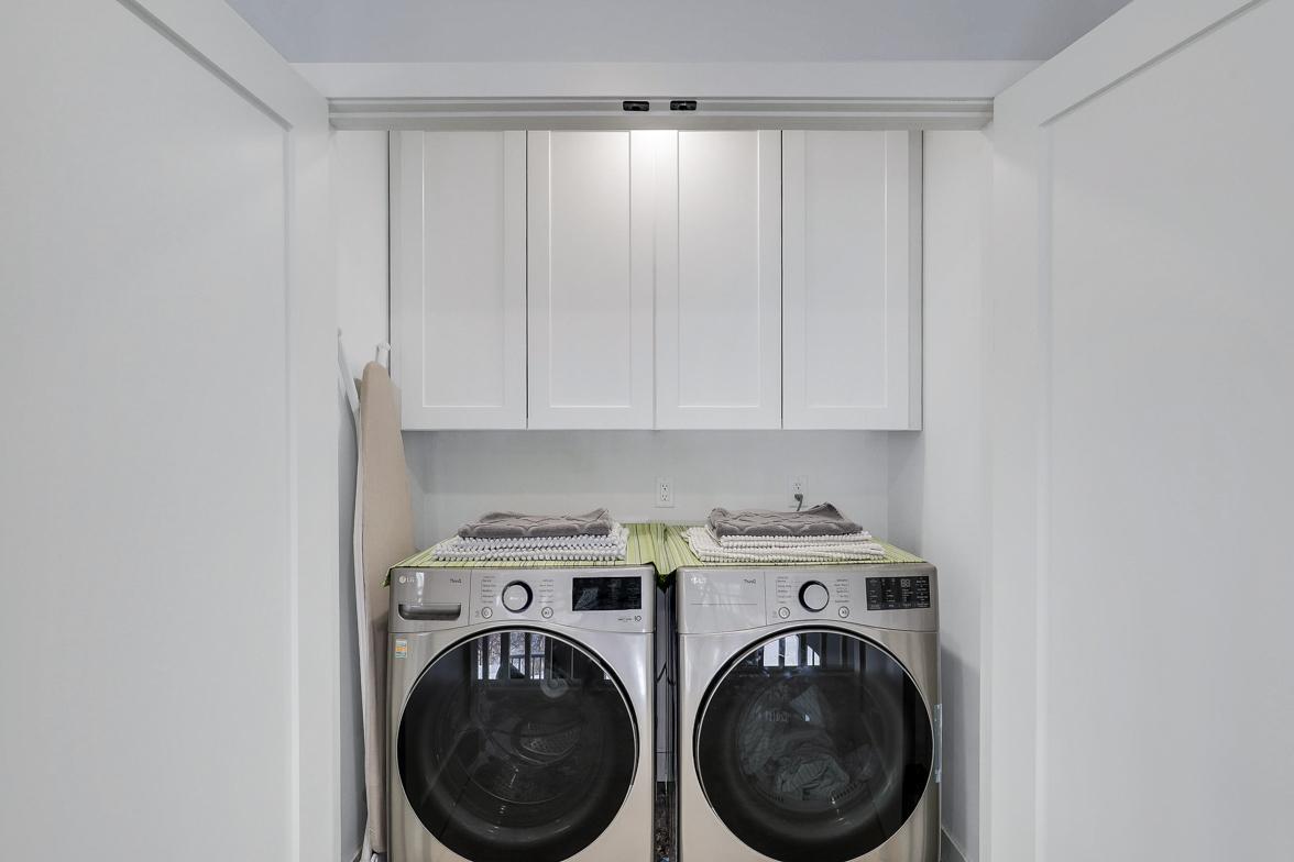 Immaculate 2-Story on quiet Cul-De-Sac, Steps from Parkers Lake