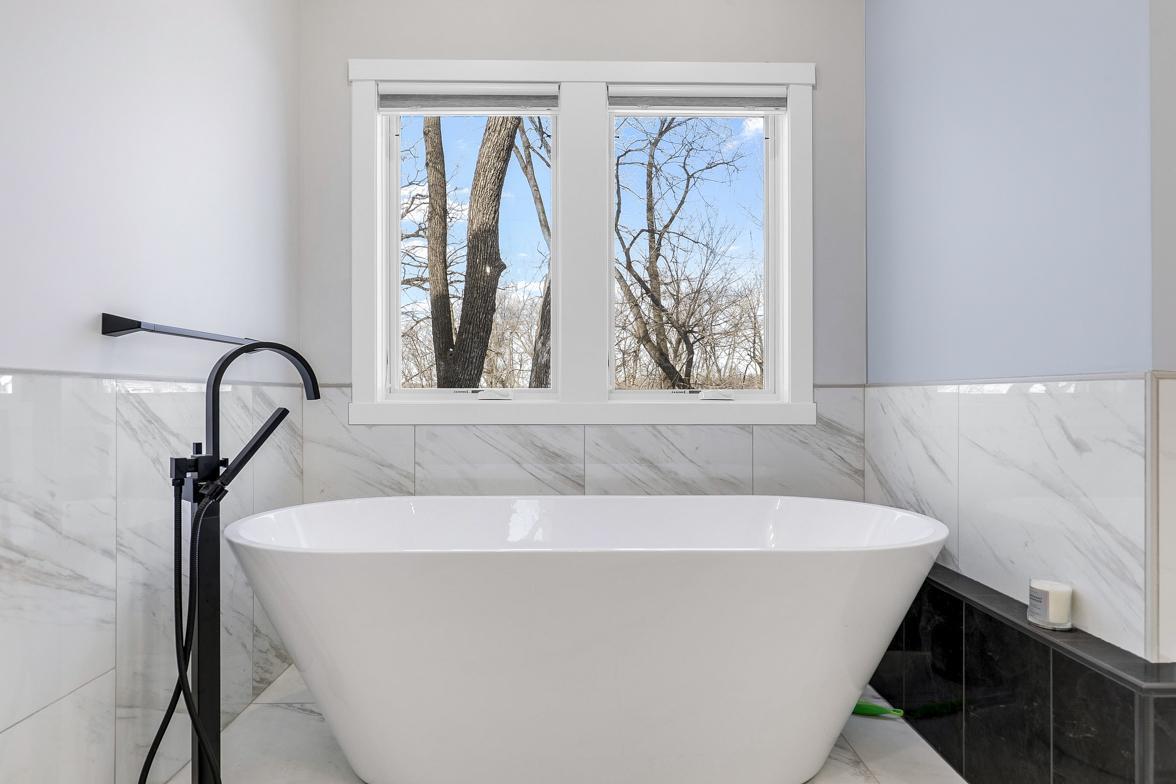 Immaculate 2-Story on quiet Cul-De-Sac, Steps from Parkers Lake