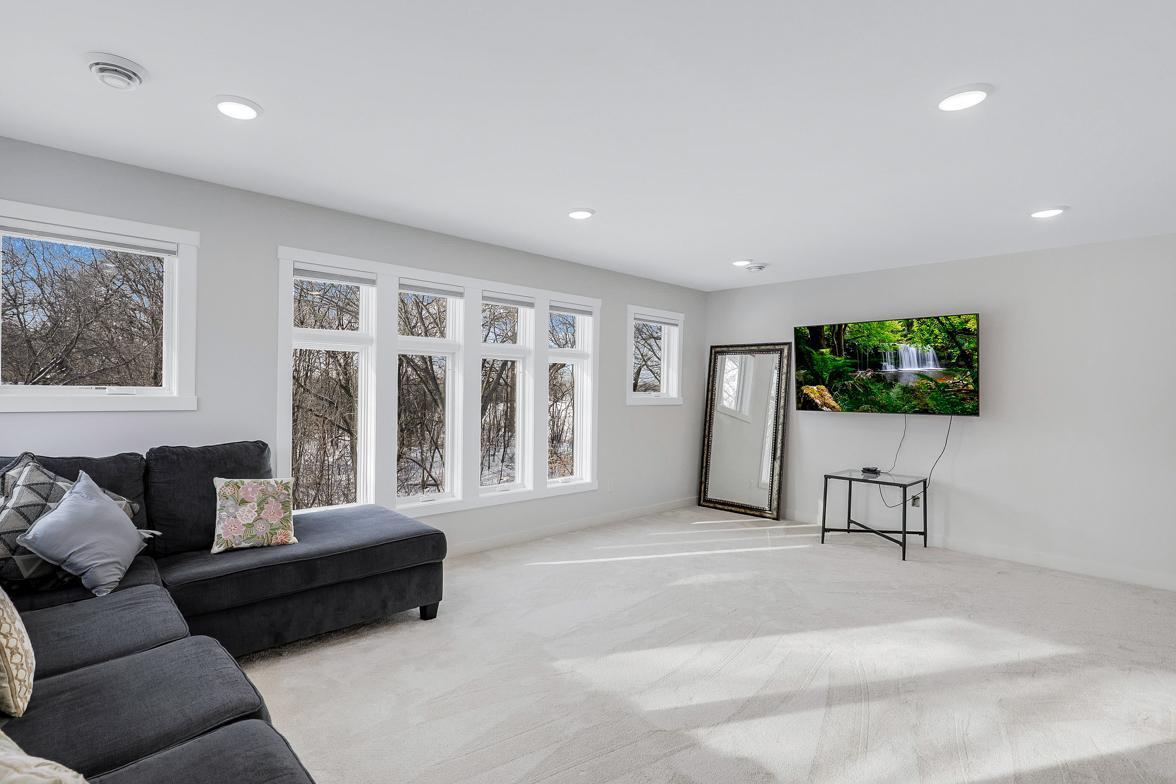 Immaculate 2-Story on quiet Cul-De-Sac, Steps from Parkers Lake