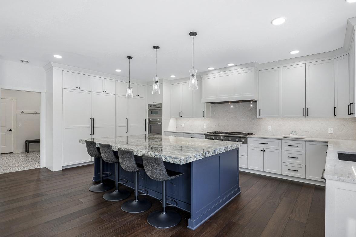 Immaculate 2-Story on quiet Cul-De-Sac, Steps from Parkers Lake