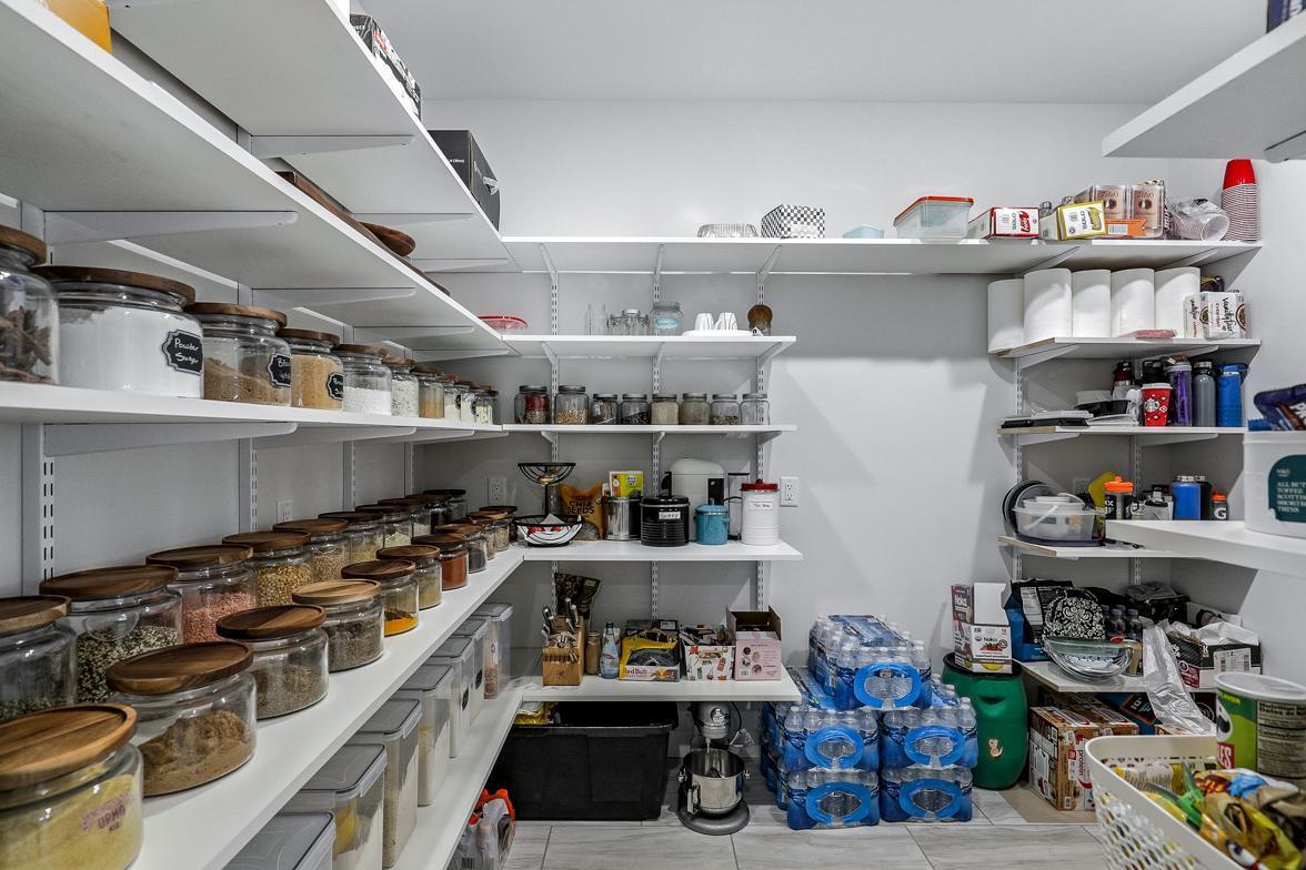 Immaculate 2-Story on quiet Cul-De-Sac, Steps from Parkers Lake