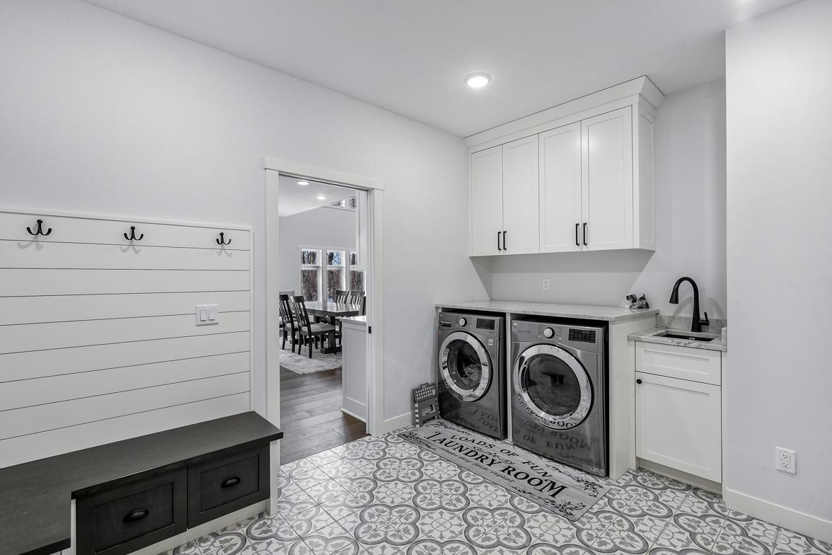 Immaculate 2-Story on quiet Cul-De-Sac, Steps from Parkers Lake