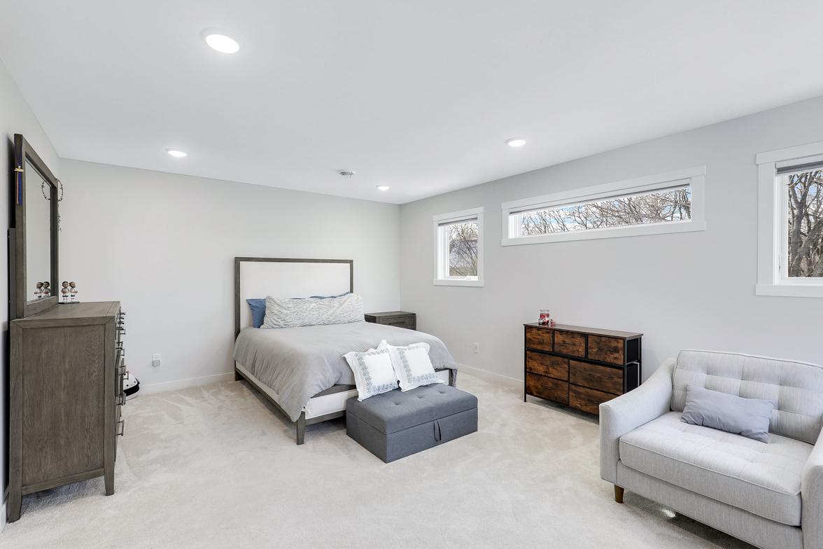 Immaculate 2-Story on quiet Cul-De-Sac, Steps from Parkers Lake