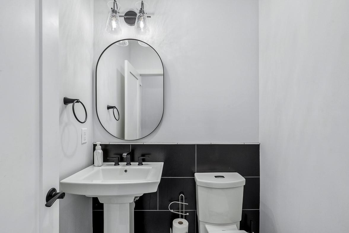 Immaculate 2-Story on quiet Cul-De-Sac, Steps from Parkers Lake