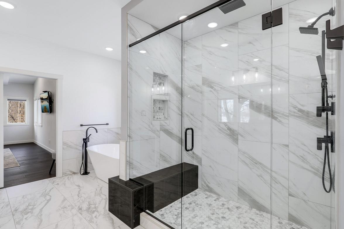 Immaculate 2-Story on quiet Cul-De-Sac, Steps from Parkers Lake