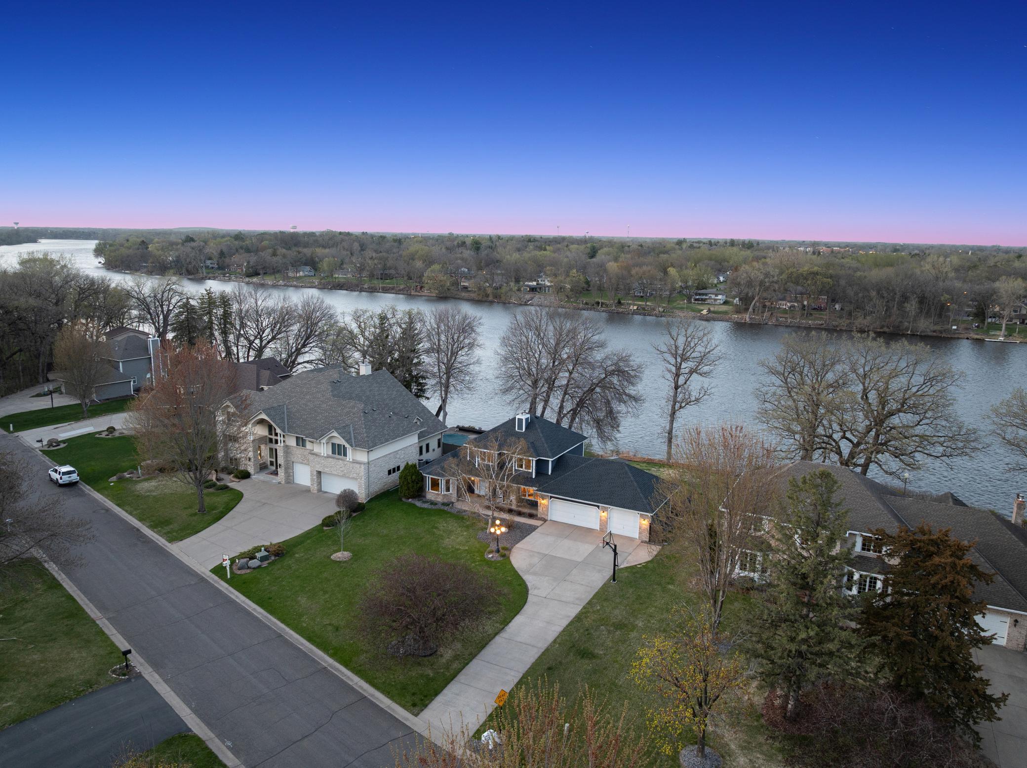 Discover the Serenity of Riverfront Living on the Mississippi