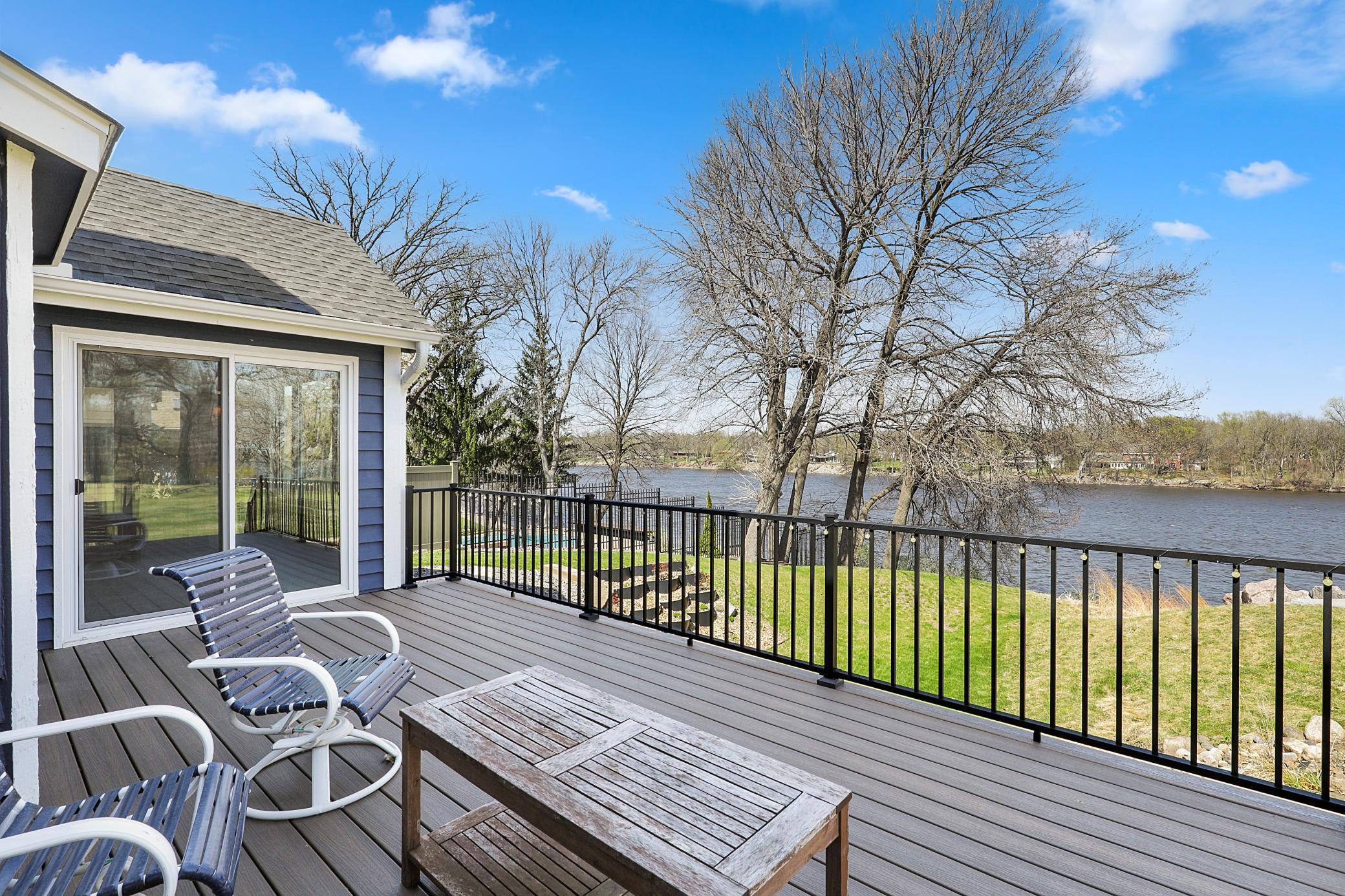 Discover the Serenity of Riverfront Living on the Mississippi